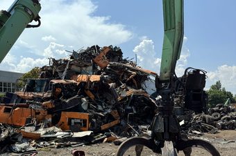 Грайфер разделя купета и части от бракувани автобуси