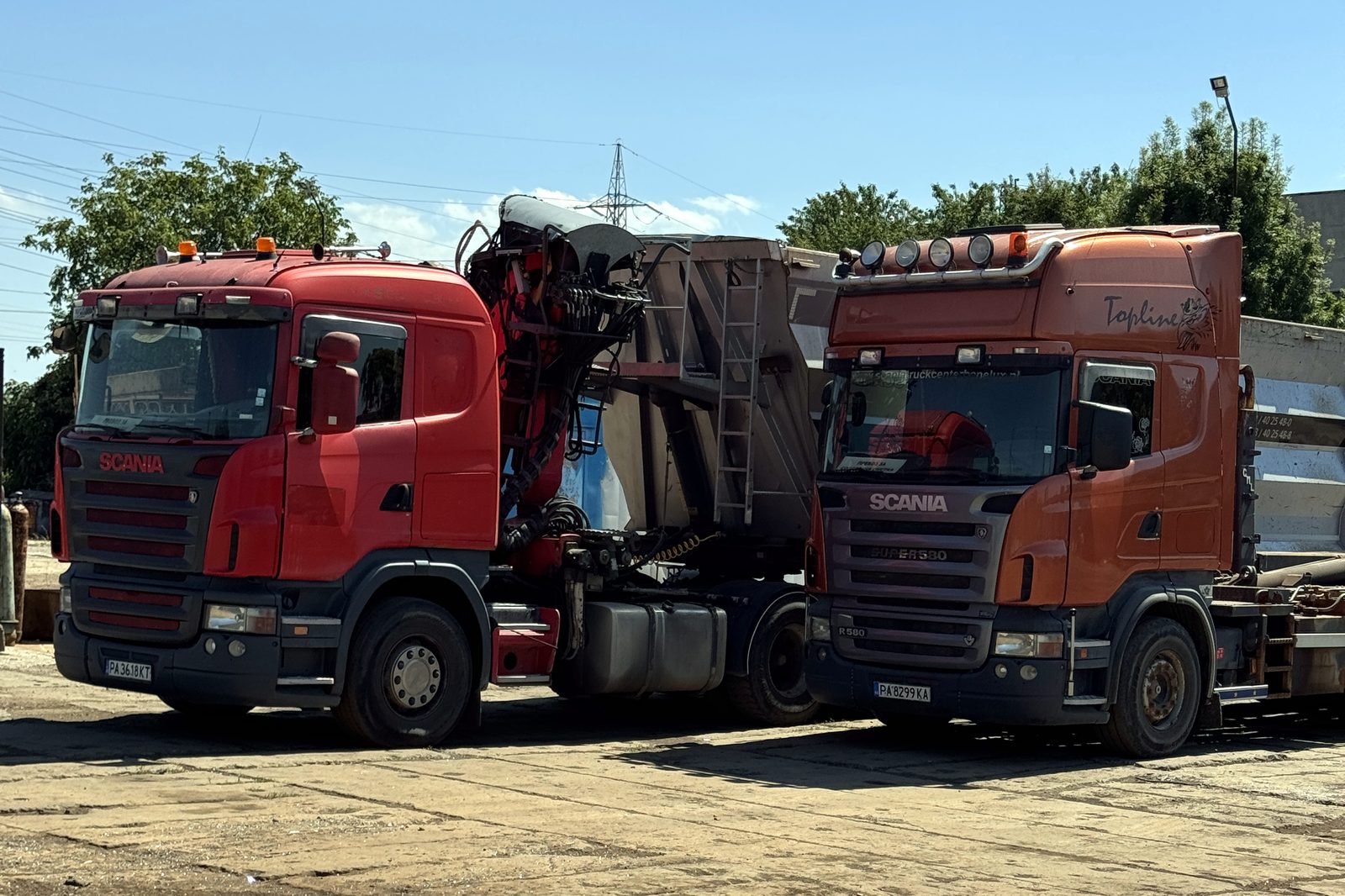 Два влекача Scania за транспорт на вторични суровини на площадката