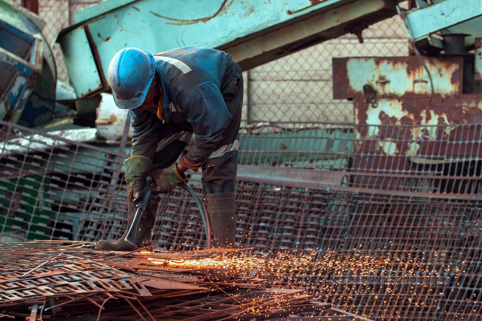 Газокислородно рязане на метал — искри при демонтаж