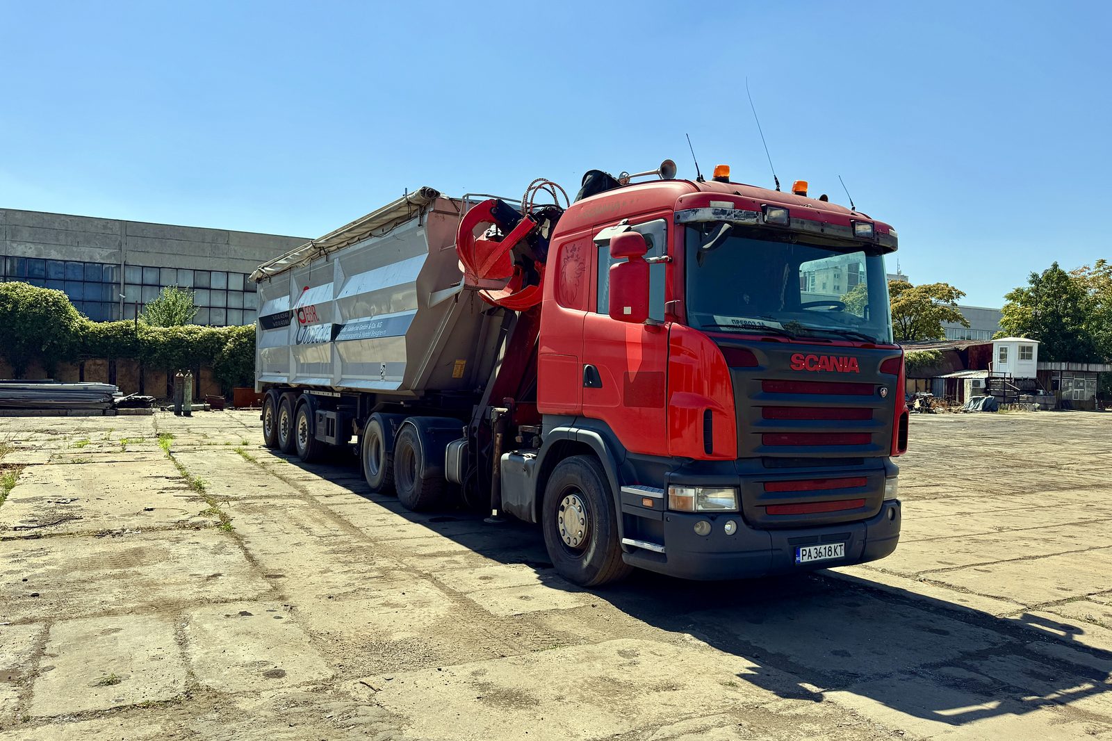 Влекач Scania с кран и самосвално ремарке за метални отпадъци