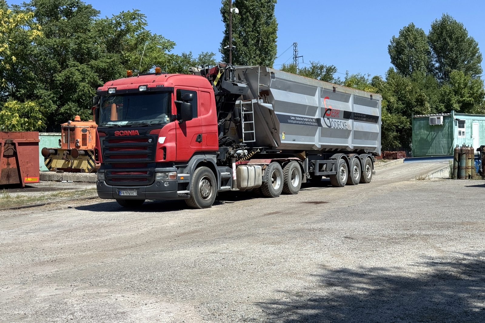 Влекач Scania със самосвално ремарке за извозване на скрап